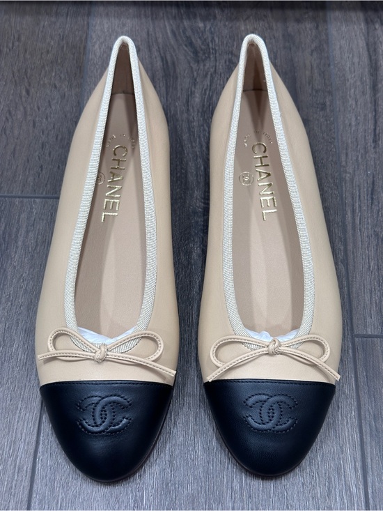 CHANEL Shoes - CHANEL CC LOGO BEIGE & BLACK LEATHER BALLET BALLERINA FLATS SHOES Size 38.5C